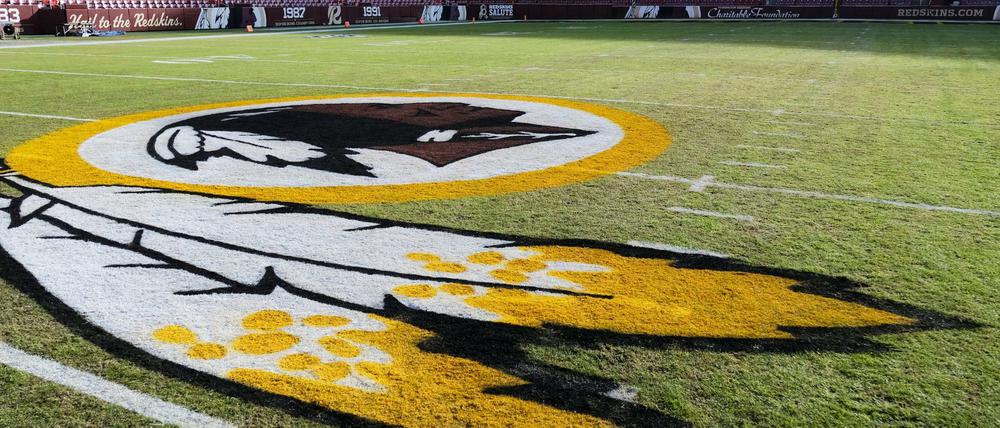 Das Logo der Washington Redskins auf dem FedEx-Feld vor einem NFL-Fußballspiel.