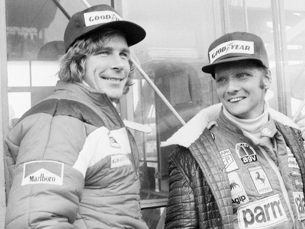 Rivalen auf der Rennstrecke: Niki Lauda (rechts) und der ehemalige britische Formel-1-Fahrer James Hunt 1976 