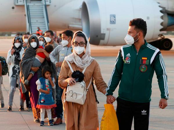 Nilofar Bayat und ihr Mann Ramesh Naik flohen während der Luftbrücke mit Hilfe der spanischen Regierung und des Basketballverbandes aus Kabul.