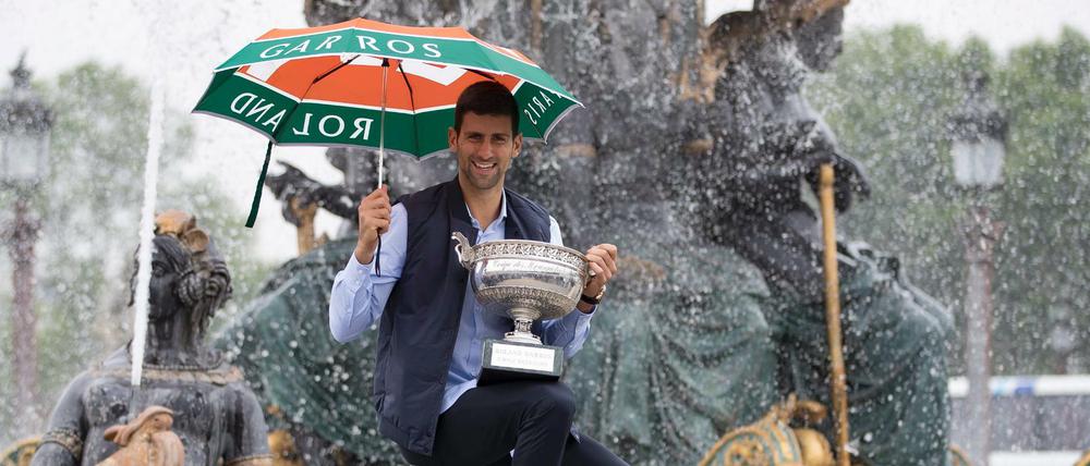 Novak Djokovic posiert mit seiner Trophäe am Place de la Concorde in Paris.