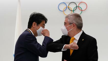 Den Ellbogen drauf! Japans ehemaliger Premier Shinzo Abe (links) und Thomas Bach am Montag bei einer Zeremonie in Tokio