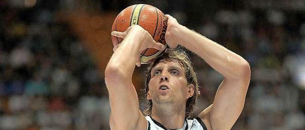 Krönender Abschluss? Dirk Nowitzki könnte 2015 mit einer Basketball-EM im eigenen Land Abschied aus dem Nationalteam nehmen, falls Deutschland das Turnier von der Ukraine übernimmt.