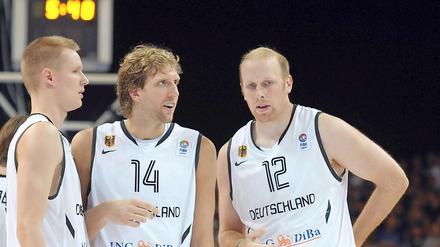 Zusammen mit NBA-Kollege Dirk Kaman (r.) spielte sich Dirk Nowitzki (m.) nach längerer Abstinenz im Nationaltrikot für die EM in Litauen ein.