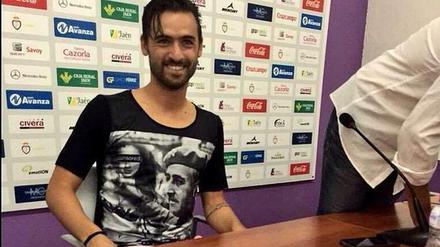Nuno Silva mit Franco-T-Shirt bei der Pressekonferenz.