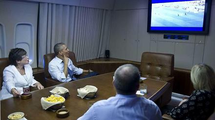 Obama in der Air Force One. Das Spiel USA-Deutschland gefällt ihm offensichtlich.