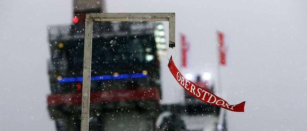 Erst rote, dann weiße Fahne: Der Auftakt der Vierschanzentournee in Oberstdorf wurde wegen Wind und Schnee abgebrochen.