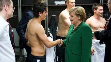 Angela Merkel näherte sich Mesut Özil in der Kabine.