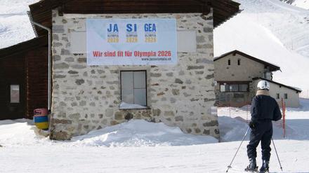 Ein Plakat wirbt für ein Ja zur Olympia-Kandidatur 2026 in Graubünden. Die Bürger stimmten aber mehrheitlich mit Nein.