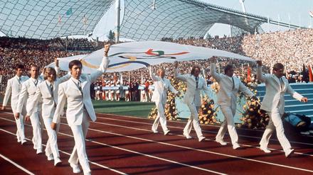 Die Mannschaft des deutschen Gold-Achters von Mexiko 1968 trug 1972 in München bei der Eröffnungsfeier der Spiele die Olympia-Fahne in das Olympiastadion.