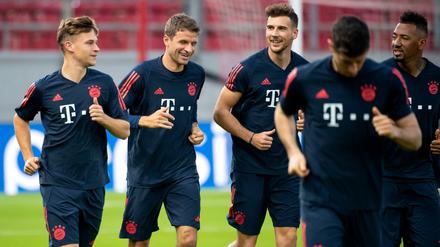 Gute Laune: Vor dem Champions-League-Spiel gegen Olympiakos Piräus machte Thomas Müller (Zweiter von links) einen lockeren Eindruck.
