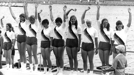 Brigitte Ahrenholz (vierte von links) bei ihrem größten Triumph. Bei den Olympischen Spielen 1976 in Montreal holte sie im Achter Gold für die DDR.