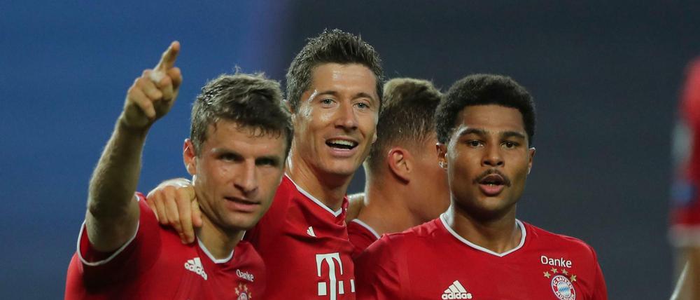 Da lacht der Trikotsponsor mit: Bayerns Torschütze Serge Gnabry (ganz rechts) feiert mit Robert Lewandowski und Thomas Müller nach seinem Treffer zum 0:2. 