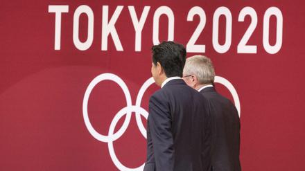 Wir sehen uns in einem Jahr. Der Präsident des Internationalen Olympischen Komitees (IOC), Thomas Bach (r), und der japanische Premierminister Shinzo Abe.