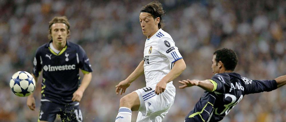 Mesut Özil (Bildmitte) erzielte selbst zwar keinen Treffer, durfte sich am Ende aber genauso wie seine Teamkollegen über einen 4:0-Erfolg gegen Tottenham freuen.