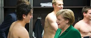 Die Kabine ist das Heiligtum der Spieler? Nicht ganz, zumindest wenn Angela Merkel zum Händeschütteln vorbeikommt. 