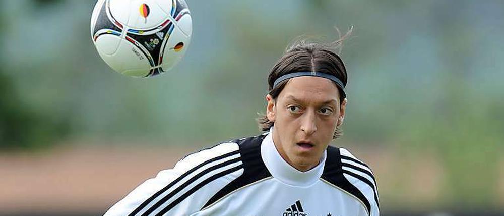 Mesut Özil wurde von Rechtsextremen via Twitter beleidigt - über einen Fakeaccount.