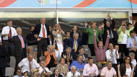 So feierte Angela Merkel bei der Fußball-WM 2006.