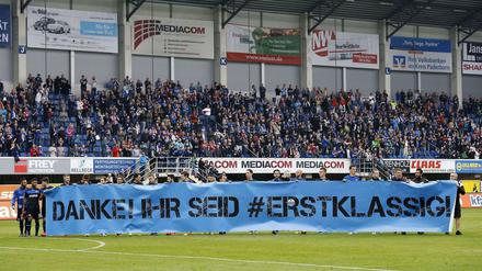 Aber leider nicht mehr, was die Liga betrifft. Die Spieler des SC Paderborn bedanken sich beim Anhang. 