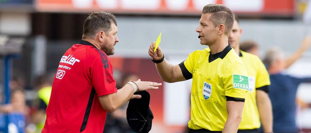 Paderborns Trainer Steffen Baumgart sieht kurz mal Rot. Und kassiert von Schiedsrichter Tobias Welz daraufhin die Gelbe Karte.