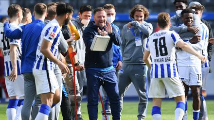 Wie einst im Mai. Vor einem Jahr sicherte sich Hertha BSC mit Trainer Pal Dardai (Mitte) vorzeitig den Klassenerhalt. Das ist auch jetzt wieder möglich.