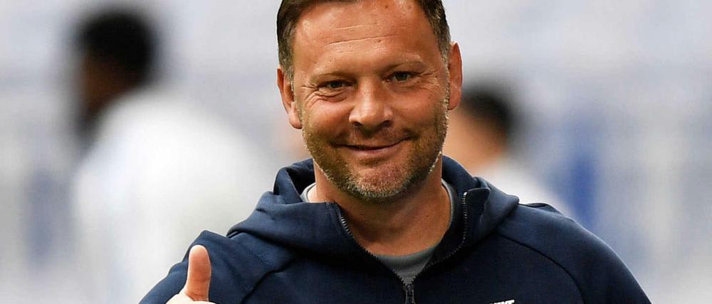 Daumen hoch. Pal Dardai bleibt auch für die kommende Saison Hertha-Cheftrainer.