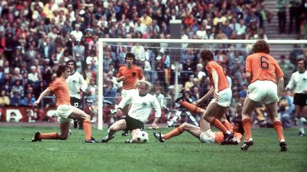 Nur Deutschland und Berti Vogts (Mitte) konnten das Offensivspiel der Holländer bei der WM 1974 stoppen.