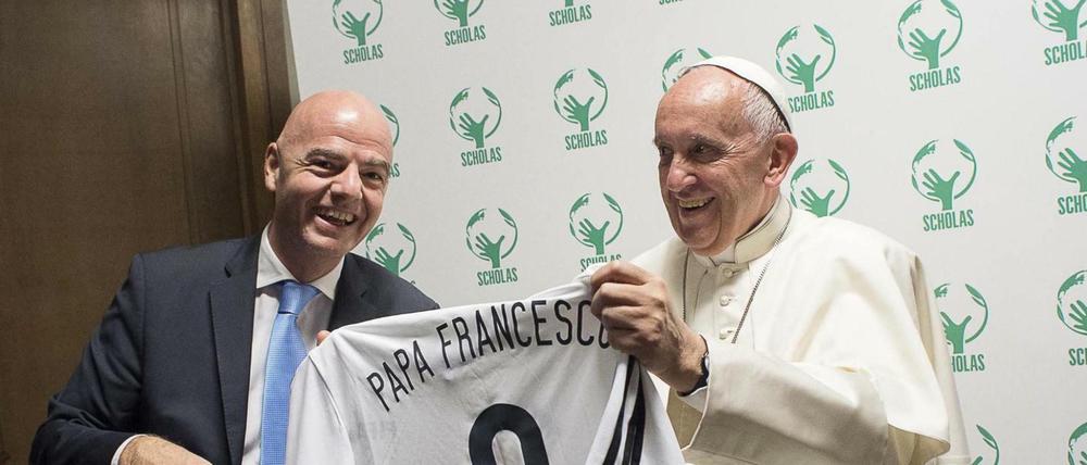 Papst Franziskus und FIFA-Präsident Infantino im Gespräch.