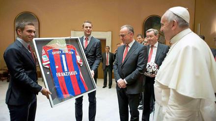 Pjilipp Lahm und Manuel Neuer überreichten Papst Franziskus ein signiertes Trikot als Gastgeschenk.