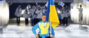 Allein mit der Fahne: der ukrainische Athlet Michailo Tkatschenko bei der Eröffnungszeremonie der Paralympics 2014 in Sotschi.