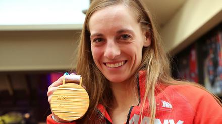 Goldenes Lächeln: Anna Schaffelhuber zeigt im deutschen Haus ihre zweite Medaille.