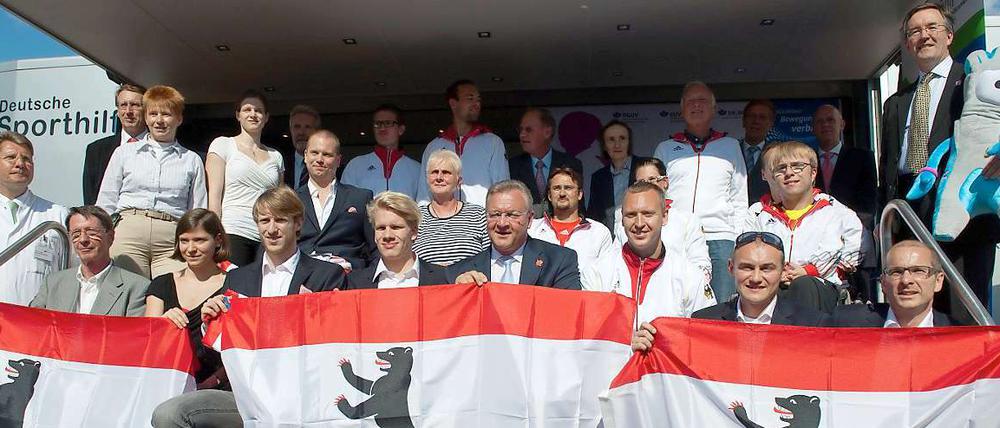 Berlins paralympische Sportler und Politiker bei der Verabschiedung am Montag.