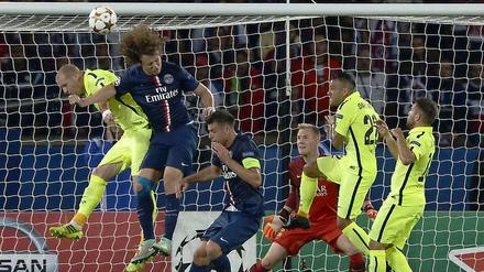 Viel los war im Duell zwischen Paris St. Germain und dem FC Barcelona.