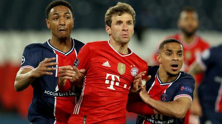 Kein Durchkommen. Für Thomas Müller (Mitte) und die Bayern endete die Champions-League-Saison im Viertelfinale gegen Paris Saint-Germain.