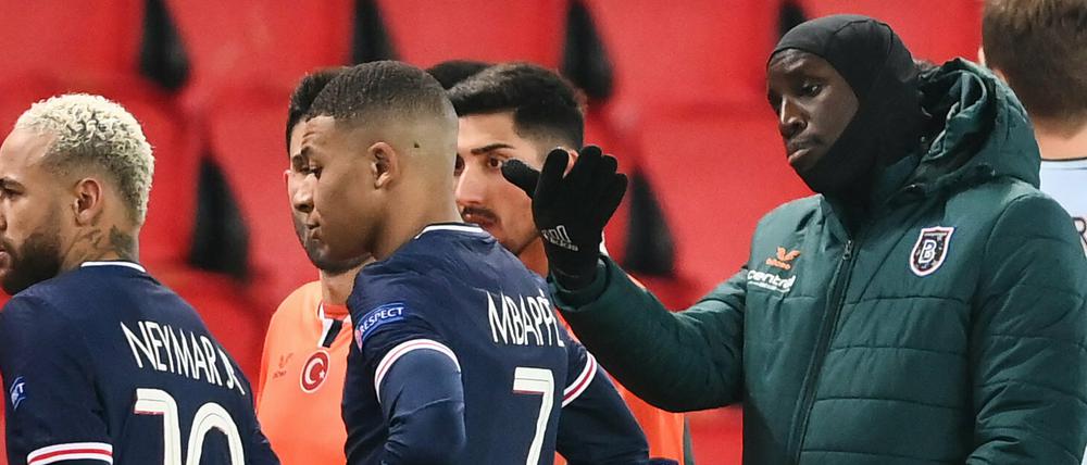 Champions-League-Partie Paris Saint-Germain gegen Başakşehir: Nach dem Vorfall gab es minutenlang Diskussionen von Spielern mit den Schiedsrichtern.