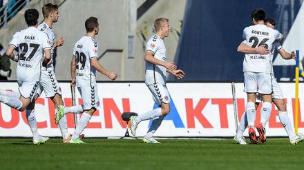 Die Mannschaft von St. Pauli feiert Sören Gonther (re.), den Torschützen zum 1:0. 