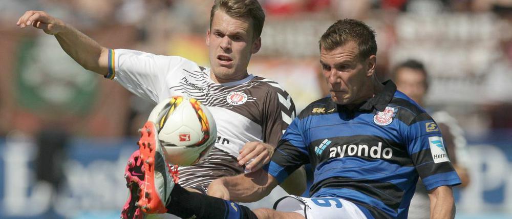 Konnten sich nicht durchsetzen: Christopher Buchtmann und der FC St. Pauli (li.) gegen Denis Epstein und den FSV Frankfurt. 