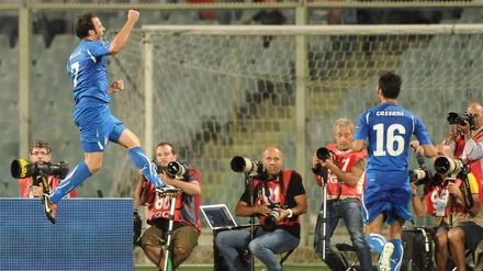 Da kann man sich schon mal freuen. Giampaolo Pazzini schießt Italien mit seinem Treffer zur EM-Endrunde.