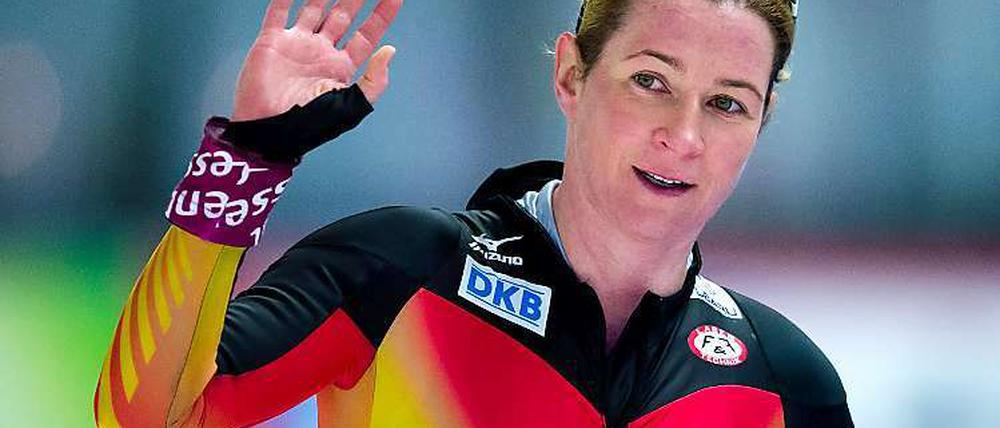 Eine Hand frei. Trägt Claudia Pechstein in Sotschi die deutsche Fahne?