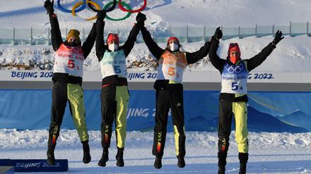 Die deutschen Biathletinnen bejubeln den Bronze-Erfolg in Peking.