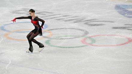 Trotz eines positiven Dopingtests darf Gold-Favoritin Kamila Walijewa im olympischen Eiskunstlauf-Einzel starten.