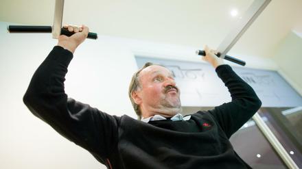 Sport treiben gegen die Langeweile. Zweimal in der Woche fährt Peter Neururer zum Zirekltraining ins Fitnessstudio.