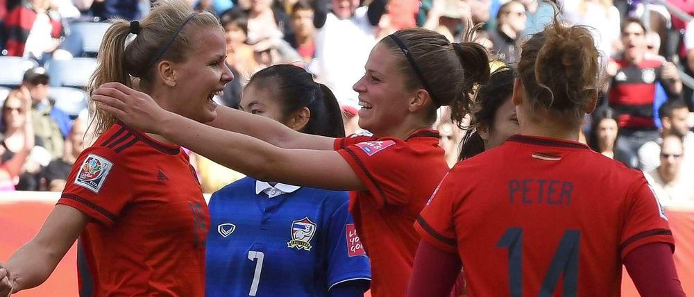Die Deutsche Lena Petermann (l.) feiert ihren beiden Treffer gegen Thailand mit Melanie Leupolz (M.) und Babett Peter. 