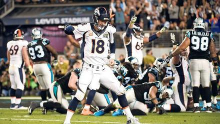In der Endzone. Peyton Manning (Nummer 18) bejubelt den Lauf von C. J. Anderson zum Endstand. Es war Denvers einziger Offensiv-Touchdown. Foto: dpa/Mabanglo