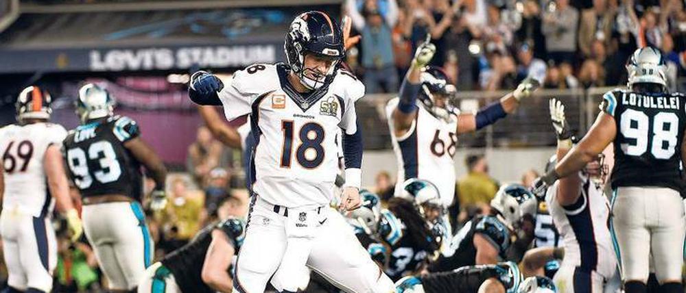 In der Endzone. Peyton Manning (Nummer 18) bejubelt den Lauf von C. J. Anderson zum Endstand. Es war Denvers einziger Offensiv-Touchdown. Foto: dpa/Mabanglo