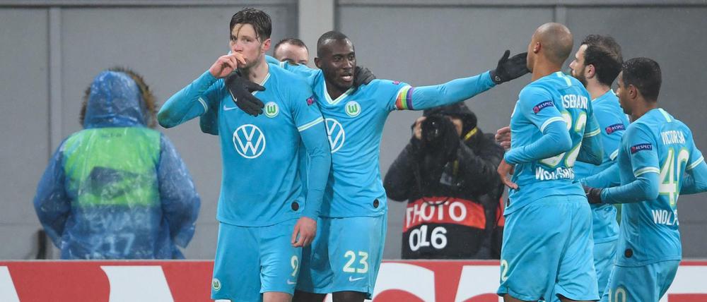 Wolfsburgs Spieler bejubeln das 1:0 von Wout Weghorst (li.). 