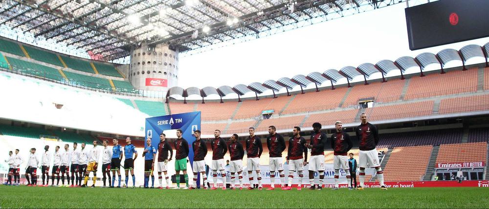Vor leeren Rängen. So wie hier beim AC Mailand gegen Genua sieht es in Italiens Liga aus.