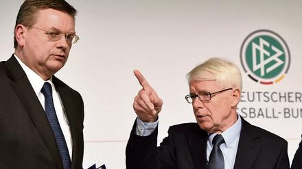 Reinhard Rauball (rechts) und DFB-Präsident Reinhard Grindel distanzierten sich zuletzt von Beckenbauer.