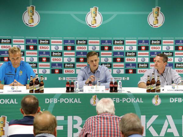 Manchmal geht's auch ums Sportliche. Trainer David Bergner, Pressesprecher Steffen Wunderlich und Geschäftsführer Thomas Sobotzik (von links) auf der Pressekonferenz vor dem Spiel gegen den Hamburger SV.