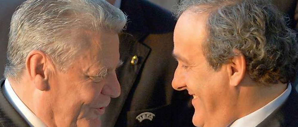 Präsidenten unter sich. Joachim Gauck (l.) und Michel Platini.