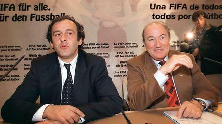 Bessere Zeiten: Michel Platini und Sepp Blatter bei einer Pressekonferenz 1998.